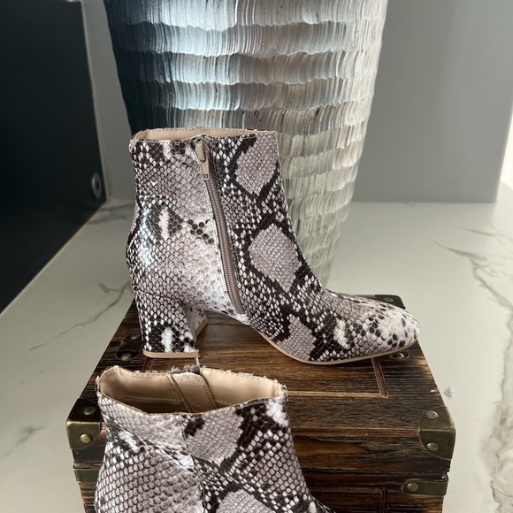 Chinese Laundry Daria Block Heel Booties - Picture 4 of 12